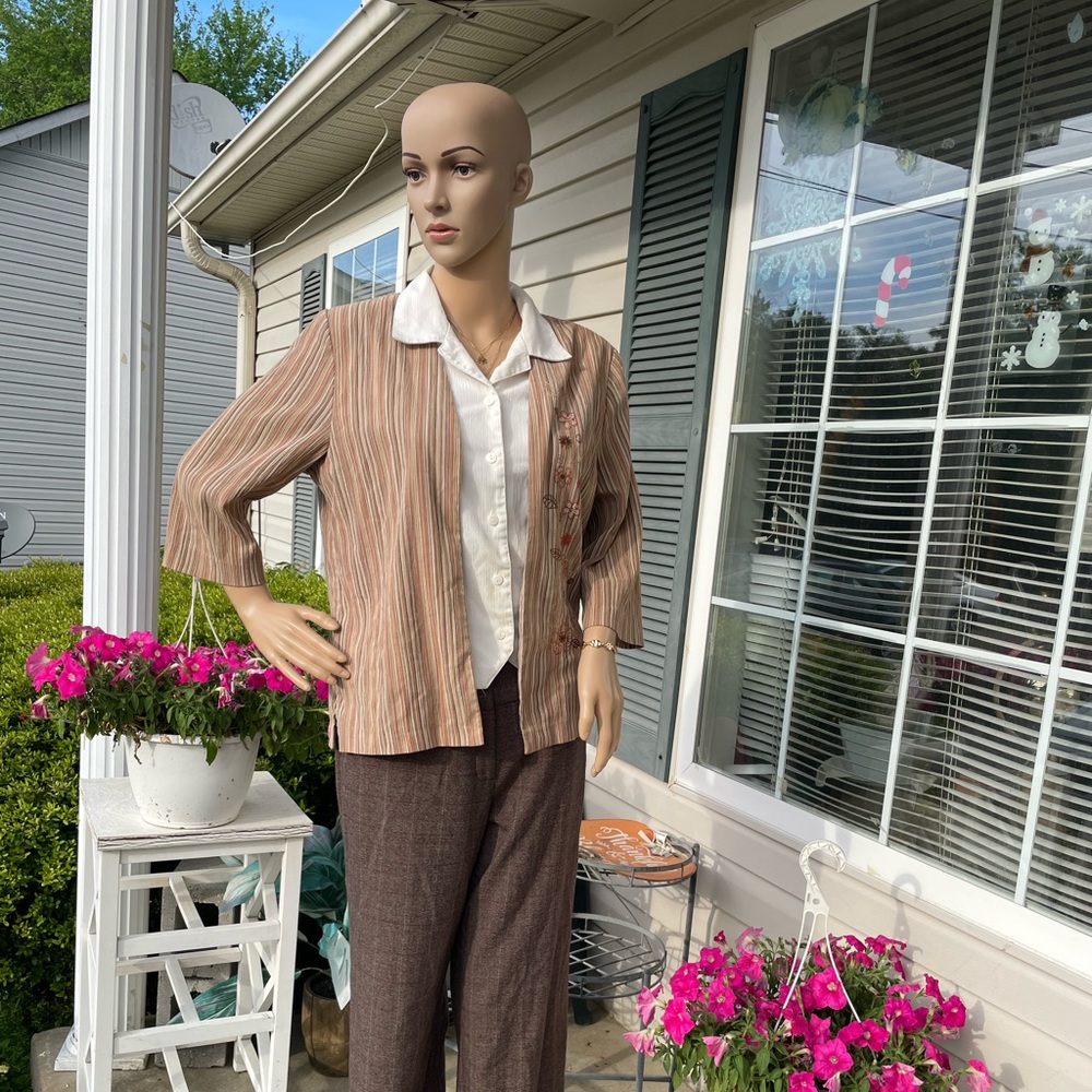 oldy but goody white and brown  button up flower design, stainage on the inside